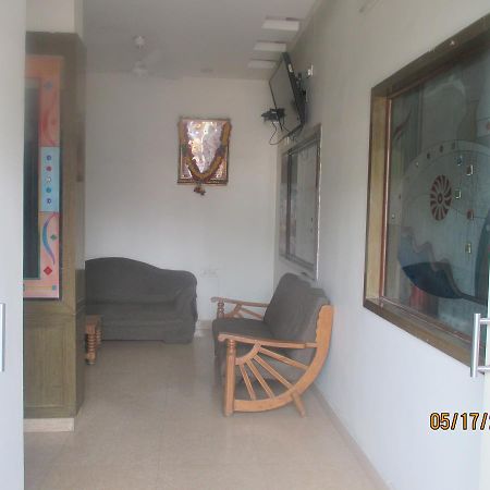 Sri Sai Ganesh Lodge Hyderabad Bagian luar foto
