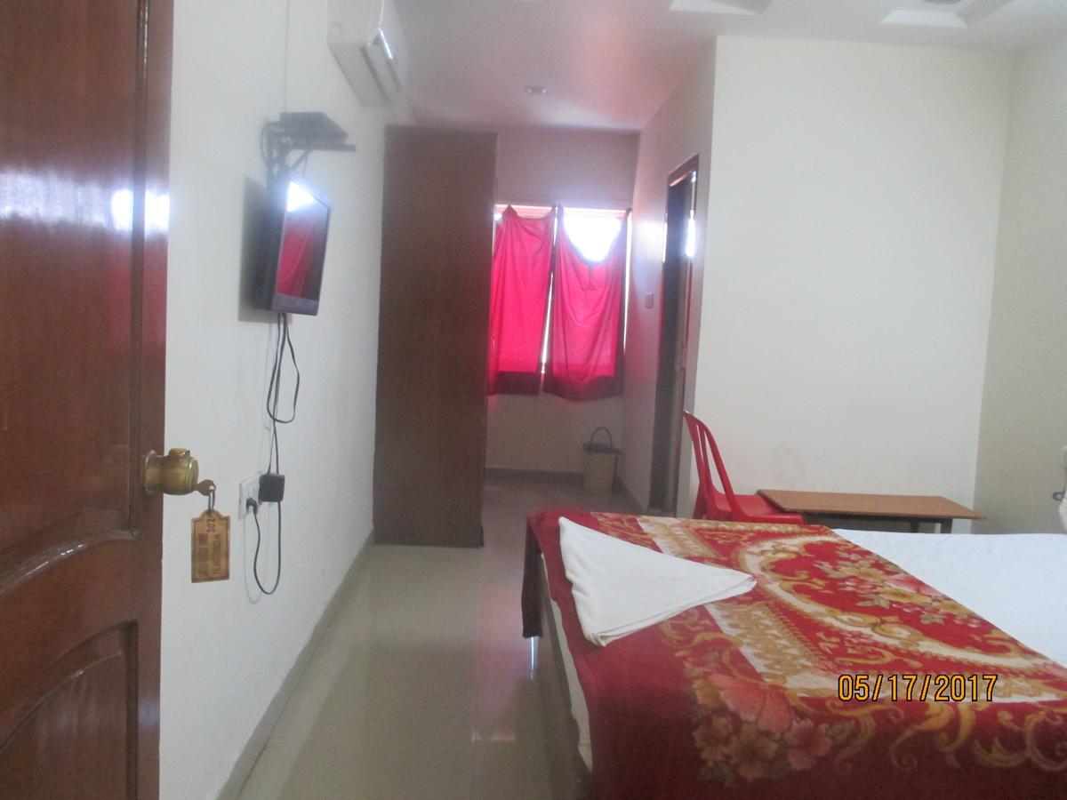 Sri Sai Ganesh Lodge Hyderabad Bagian luar foto